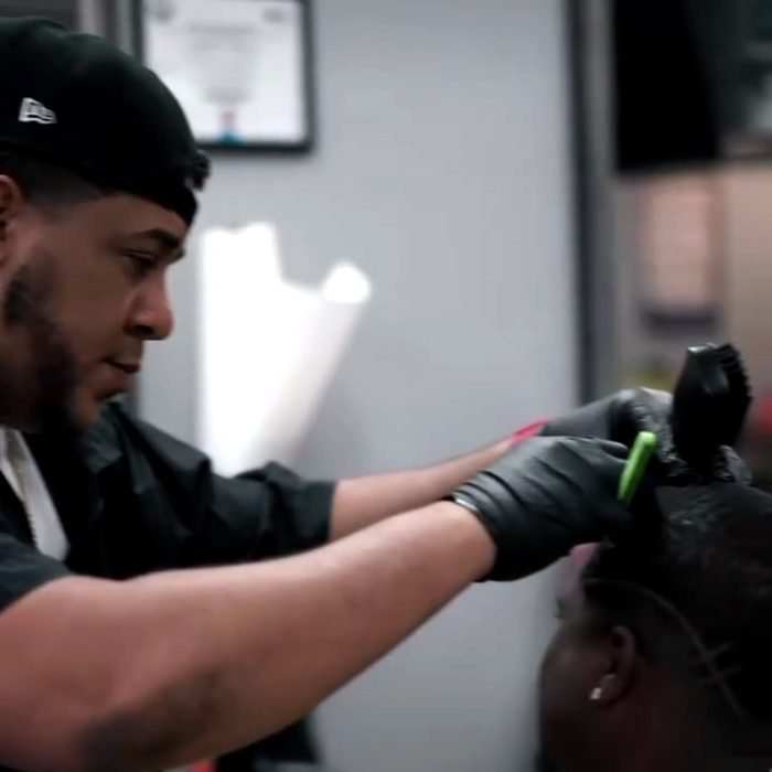 Barbero terminando el contorno con navaja