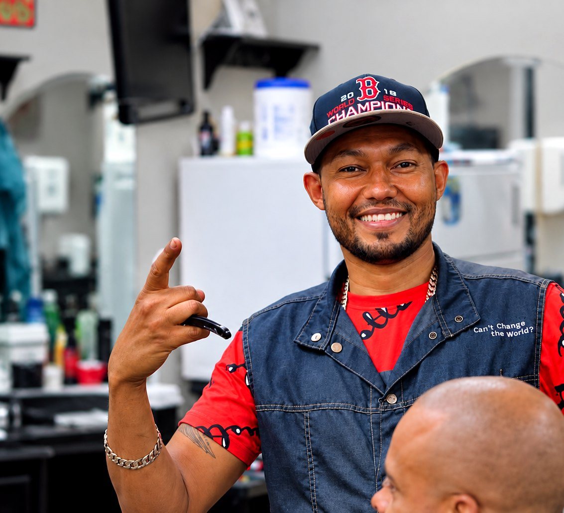 René, el dueño de Zapata’s Barber Shop, saludando en la barbería